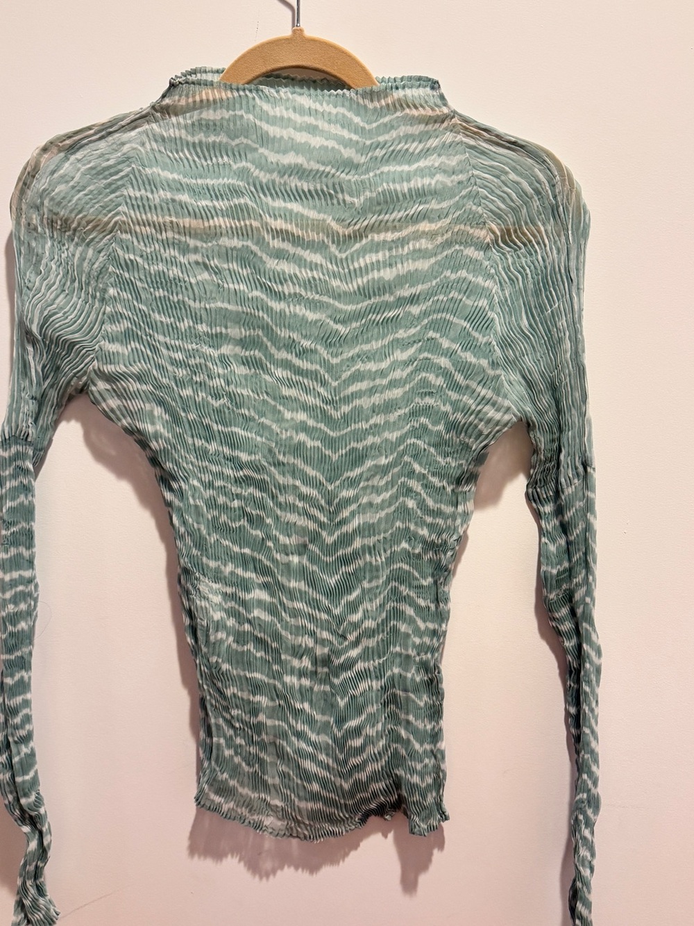 ISSEY MIYAKE FÊTE Sage Green Wavy Zebra Micro-Pleated Crinkle Top
